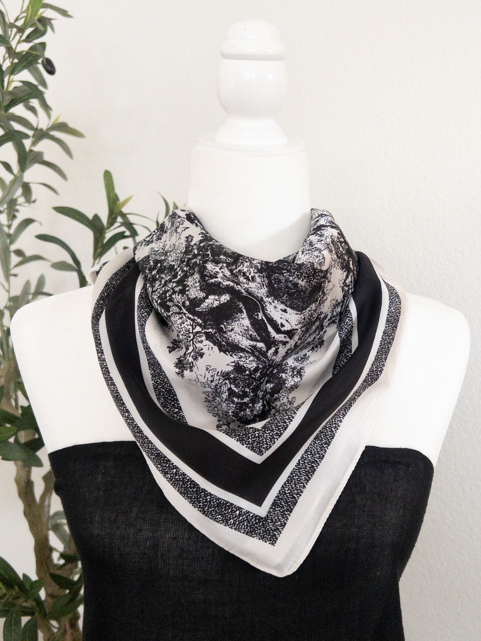 ICONIC SCARF - BLACK