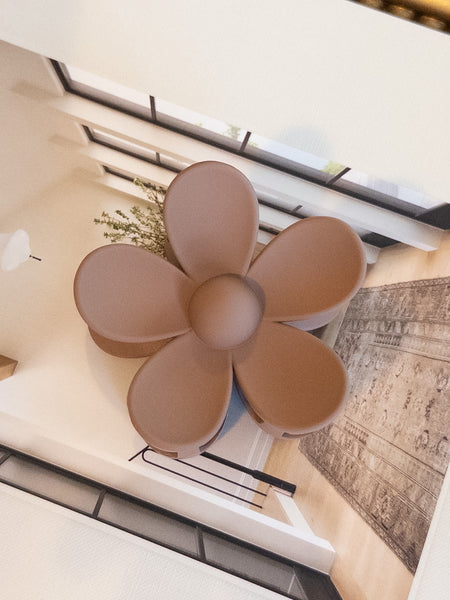 FLOWER MATTE HAIR CLIP - BROWN
