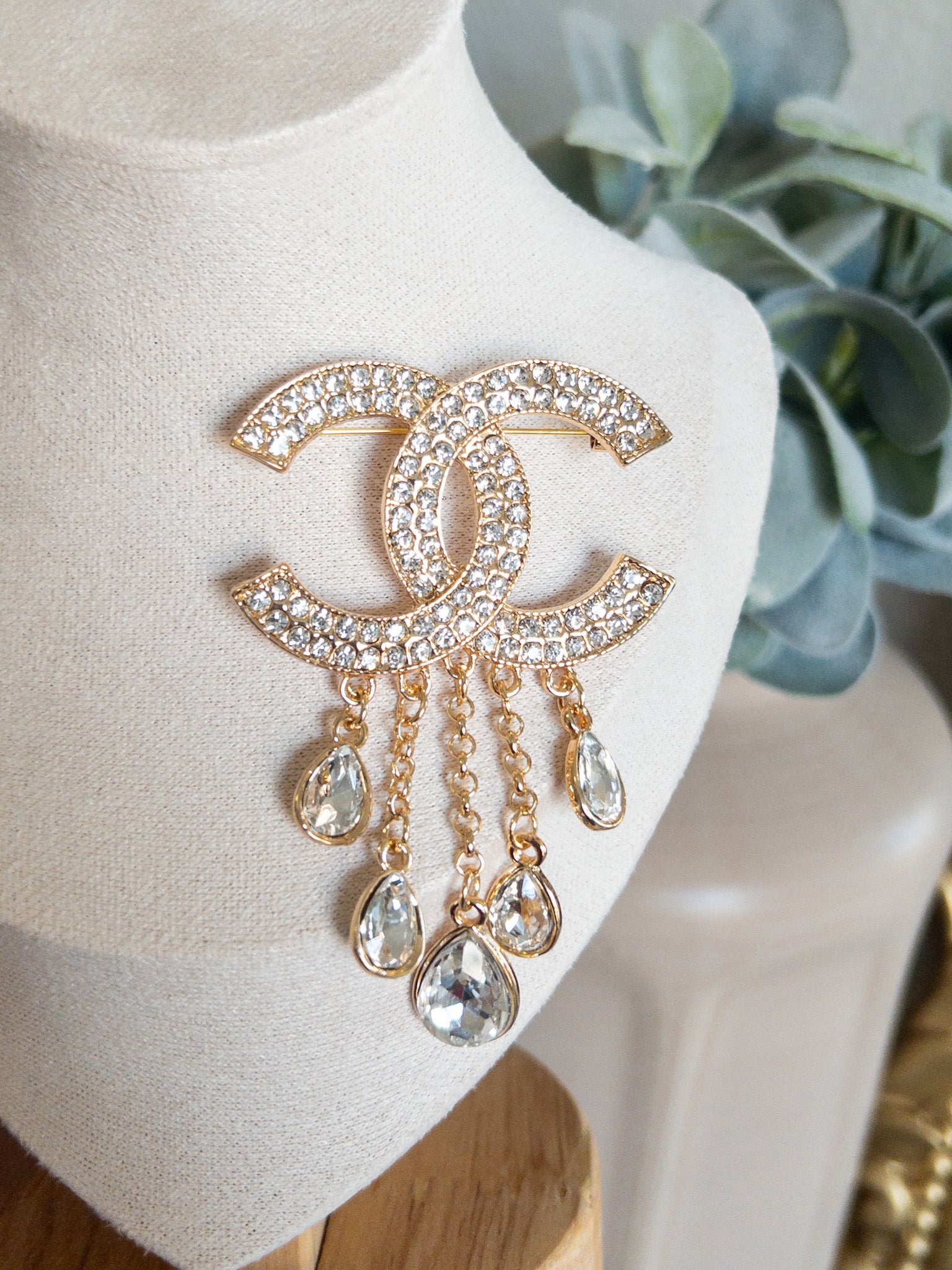 CLASSY FEELS BROOCH